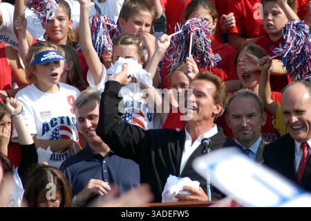 Oktober 2003; Bakersfield, CA, USA; ARNOLD bei der Kundgebung in Bakersfield warf T-Shirts vor die Menge. GIULLIANI ganz rechts. (Bild: Catherine Bauknight/ZUMAPRESS.com) Stockfoto