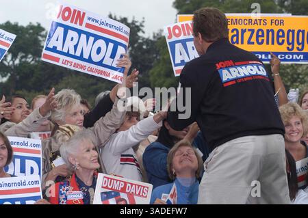 Oktober 2003; Bakersfield, CA, USA; ARNOLD SCHWARZENEGGER versammelt die Menge in Arcadia im Los Angeles Arboretum. Das ist die erste Wahl für die Gouverneur in Kalifornien. . (Bild: Catherine Bauknight/ZUMAPRESS.com) Stockfoto