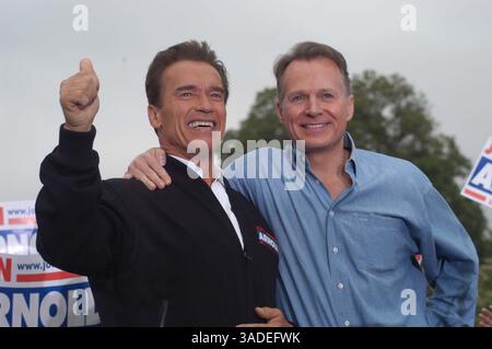 Oktober 2003; Bakersfield, CA, USA; ARNOLD SCHWARZENEGGER versammelt die Menge mit dem Kongressabgeordneten DAVID DREIER in Arcadia im Los Angeles Arboretum. Das ist die erste Wahl für die Gouverneur in Kalifornien. . (Bild: Catherine Bauknight/ZUMAPRESS.com) Stockfoto