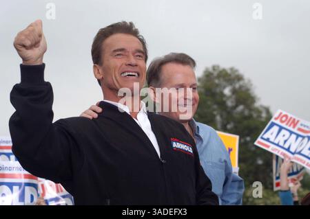 Oktober 2003; Bakersfield, CA, USA; ARNOLD SCHWARZENEGGER versammelt die Menge mit dem Kongressabgeordneten DAVID DREIER in Arcadia im Los Angeles Arboretum. Das ist die erste Wahl für die Gouverneur in Kalifornien. . (Bild: Catherine Bauknight/ZUMAPRESS.com) Stockfoto
