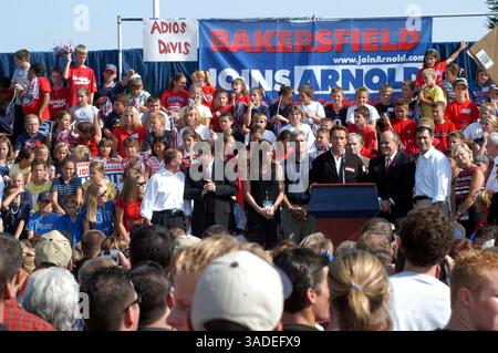 Oktober 2003; Bakersfield, CA, USA; ARNOLD bei der Kundgebung in Bakersfield. Zu seiner Rechten ist MARY BONO, zu seiner Linken GUILLIANI und DARREL ISSA. (Bild: Catherine Bauknight/ZUMAPRESS.com) Stockfoto