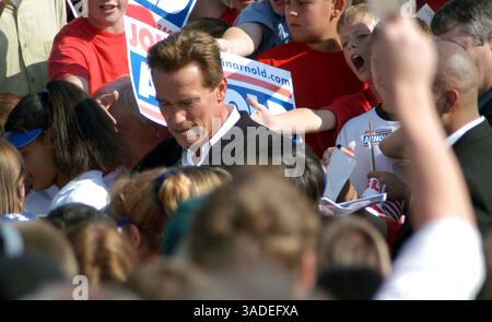 Oktober 2003; Bakersfield, CA, USA; ARNOLD mit der Menge auf dem Bakersfield hält am Marktplatz. . (Bild: Catherine Bauknight/ZUMAPRESS.com) Stockfoto