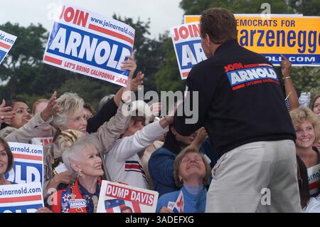 Oktober 2003; Bakersfield, CA, USA; ARNOLD SCHWARZENEGGER versammelt die Menge in Arcadia im Los Angeles Arboretum. (Bild: Catherine Bauknight/ZUMAPRESS.com) Stockfoto