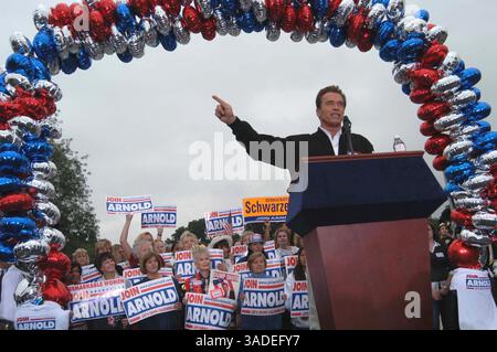 Oktober 2003; Bakersfield, CA, USA; ARNOLD SCHWARZENEGGER versammelt die Menge in Arcadia im Los Angeles Arboretum. Das ist die erste Wahl für die Gouverneur in Kalifornien. . (Bild: Catherine Bauknight/ZUMAPRESS.com) Stockfoto