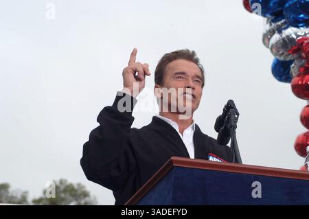 Oktober 2003; Bakersfield, CA, USA; ARNOLD SCHWARZENEGGER versammelt die Menge in Arcadia im Los Angeles Arboretum. (Bild: Catherine Bauknight/ZUMAPRESS.com) Stockfoto