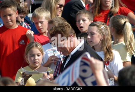 Oktober 2003; Bakersfield, CA, USA; ARNOLD schüttelt die Hände mit der Menge auf dem Bakersfield Halt am Marktplatz. . (Bild: Catherine Bauknight/ZUMAPRESS.com) Stockfoto