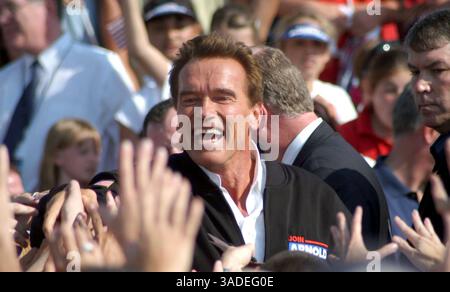 Oktober 2003; Bakersfield, CA, USA; ARNOLD schüttelt die Hände mit der Menge auf dem Bakersfield Halt am Marktplatz. . (Bild: Catherine Bauknight/ZUMAPRESS.com) Stockfoto