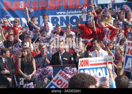 Oktober 2003; Bakersfield, CA, USA; ARNOLD SCHWARZENEGGER bei einer Kundgebung in Bakersfield. Zu ihm gesellt sich MARY BONO zu seiner Rechten und RUDY GIULLIANI und DARREL ISSA zu seiner Linken. Das ist die erste Wahl für die Gouverneur in Kalifornien. . (Bild: Catherine Bauknight/ZUMAPRESS.com) Stockfoto