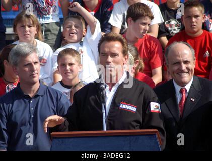 Oktober 2003; Bakersfield, CA, USA; ARNOLD und GUILLIANI (L) bei der Rallye in Bakersfield. . (Bild: Catherine Bauknight/ZUMAPRESS.com) Stockfoto