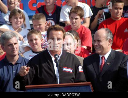 Oktober 2003; Bakersfield, CA, USA; ARNOLD bei der Kundgebung in Bakersfield Werfen mit GIULLIANI. (Bild: Catherine Bauknight/ZUMAPRESS.com) Stockfoto
