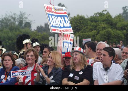 Oktober 2003; Bakersfield, CA, USA; ARNOLD SCHWARZENEGGER versammelt die Menge in Arcadia im Los Angeles Arboretum. (Bild: Catherine Bauknight/ZUMAPRESS.com) Stockfoto