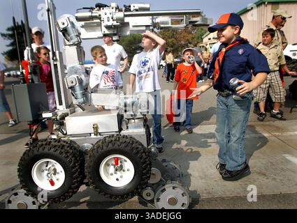 Cub Scout, Hunter Moore, mit Pack #33, springt am Samstag vor Begeisterung auf und ab, während er die Operation des Remotec Andros F6A beobachtet, einem Roboter, der vom Kern County Sheriff Department benutzt wird, der aus der Ferne verdächtige Pakete und SWAT-Operationen abwickelt. Dies war Teil des jährlichen Pfadfindertages im Sheriff's Office. (Bild: Bakersfield Californian/ZUMAPRESS.com) Stockfoto