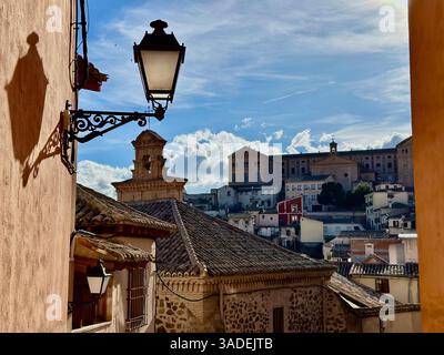 Laterne und Dachblick auf das historische Toledo, Spanien Stockfoto