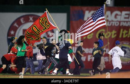 Henry A. Barrios / der Kalifornier. Eine Bakersfield Blaze-Aktion bringt die Kinder auf dem Spielfeld zur Musik von „Who Let the Dogs Out“ zwischen den Innings des Freitagsspiels. (Bild: Bakersfield Californian/ZUMAPRESS.com) Stockfoto