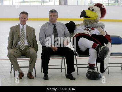 John Harte / Der Kalifornier. Colonel Claw'd, das Maskottchen der Bakersfield Condors, macht sich bei der Eröffnungsfeier für die neue Sporthalle im Saunders Park mit Stadtmanager Alan Tandy und Vince Roche wie zu Hause. Roche half bei der Entwicklung der Anlage. NAMES CQ (Credit Image: The Bakersfield Californian/ZUMAPRESS.com) Stockfoto
