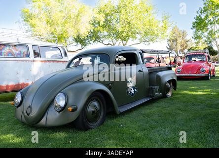 Boulder City, NV/USA – 5. April 2025: Jährliche VW-Invasion the Dam-Veranstaltung mit Wasser- und luftgekühlten Volkswagen und anderen Oldtimern Stockfoto