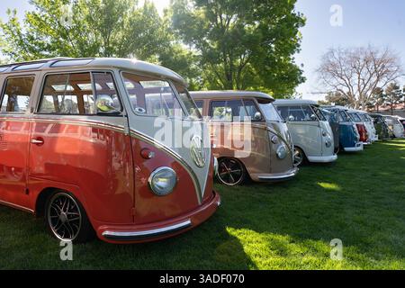 Boulder City, NV/USA – 5. April 2025: Jährliche VW-Invasion the Dam-Veranstaltung mit Wasser- und luftgekühlten Volkswagen und anderen Oldtimern Stockfoto