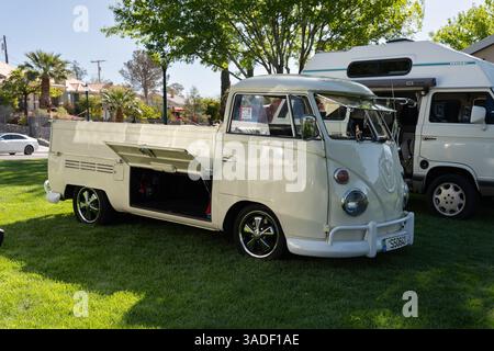 Boulder City, NV/USA – 5. April 2025: Jährliche VW-Invasion the Dam-Veranstaltung mit Wasser- und luftgekühlten Volkswagen und anderen Oldtimern Stockfoto