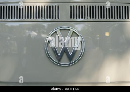 Boulder City, NV/USA – 5. April 2025: Jährliche VW-Invasion the Dam-Veranstaltung mit Wasser- und luftgekühlten Volkswagen und anderen Oldtimern Stockfoto