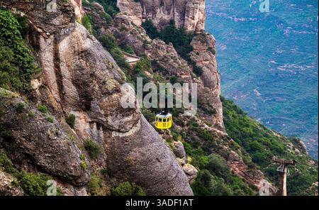 MONTSERRAT, SPANIEN - 28. Oktober 2024: Die Abtei Santa Maria de Montserrat, ein Benediktinerkloster, in dem sich die Jungfrau von Montserrat befindet, zieht p Stockfoto
