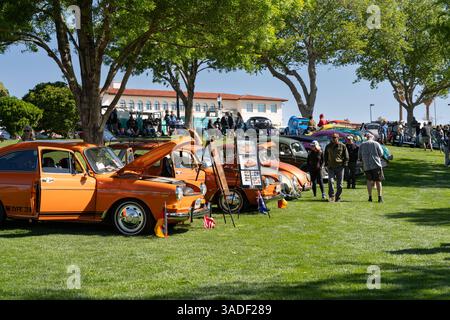 Boulder City, NV/USA – 5. April 2025: Jährliche VW-Invasion the Dam-Veranstaltung mit Wasser- und luftgekühlten Volkswagen und anderen Oldtimern Stockfoto