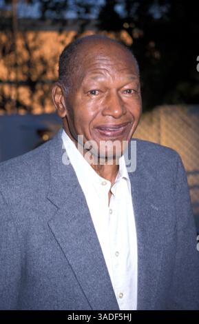 Juli 1998; Los Angeles, CA, USA; TOM BRADLEY, ehemaliger Bürgermeister von L.A., bei der Premiere von „Small Soldiers“. Bradley war von 1973 bis 1993 Bürgermeister, eine Ära, in der Los Angeles von einer Ansammlung von Vorstadtvierteln zu einer „Weltklasse-Stadt“ wurde. Während der Bradley-Jahre überwand Los Angeles Chicago und wurde die zweitgrößte Stadt der Vereinigten Staaten. (Bild: Jane Caine/ZUMAPRESS.com) Stockfoto