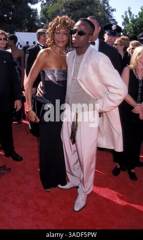September 1998; Los Angeles, CA, USA; die Sänger WHITNEY HOUSTON und BOBBI BROWN nehmen an den Emmy Awards 1998 Teil. (Bild: Jane Caine/ZUMAPRESS.com) Stockfoto