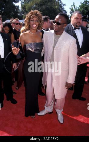 September 1998; Los Angeles, CA, USA; WHITNEY HOUSTON und BOBBI BROWN nehmen an den Emmy Awards Teil. (Bild: Jane Caine/ZUMAPRESS.com) Stockfoto
