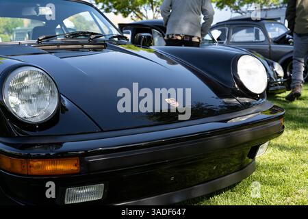 Boulder City, NV/USA – 5. April 2025: Jährliche VW-Invasion the Dam-Veranstaltung mit Wasser- und luftgekühlten Volkswagen und anderen Oldtimern Stockfoto