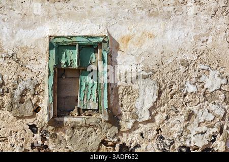 Verfallenes türkisgrünes Fenster, abblätternder Putz, Farbe, Fassadendetail, verlorener Platz, Caleta del Sebo, La Graciosa Island, Chinijo Archipel, Spai Stockfoto