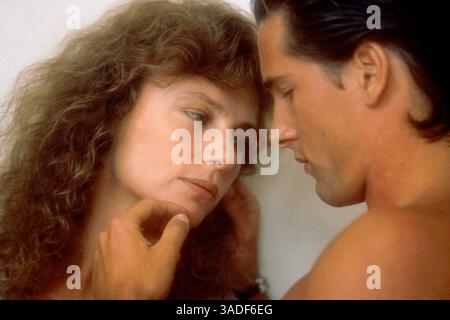 November 2000; Hollywood, Kalifornien, USA; die Schauspieler JACQUELINE BISSET (Claudia Lirones) und JENS PETER (Volleyballspieler) in Vision PDG's Wild Orchid. (Kreditbild: Auto Images/ZUMAPRESS.com) Stockfoto