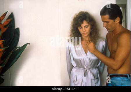 November 2000; Hollywood, Kalifornien, USA; die Schauspieler JACQUELINE BISSET (Claudia Lirones) und JENS PETER (Volleyballspieler) in Vision PDG's Wild Orchid. (Kreditbild: Auto Images/ZUMAPRESS.com) Stockfoto