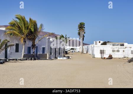 Blick auf das Dorf Caleta del Sebo, Sandpiste, Dorfstraße, typische Architektur, Insel La Graciosa, Chinijo Archipel, Spanien, Europa Stockfoto