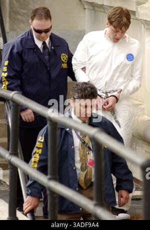 Mai 2002; Cedar Rapids, Iowa, USA; der Verdächtige LUCAS JOHN HELDER (21) wird am Freitag, den 10. Mai 2002, von einem Bundesmarschall zum Bundesgericht in Cedar Rapids, Iowa, begleitet. Luke J. Helder aus Pine Island, Minn., studiert Kunst und Design an der University of Wisconsin-Stout, wird wegen einer Reihe von 18 Bombenanschlägen in fünf bundesstaaten beschuldigt: Iowa, Nebraska, Illinois, Colorado und Texas. 6 Personen anwerben. Am Dienstag, den 7. Mai, in Reno, Neveda, verhaftet, gestand er dem FBI schnell 24 Bomben. (Kreditbild: Dubuque Telegraph Herald/ZUMAPRESS.com) Stockfoto