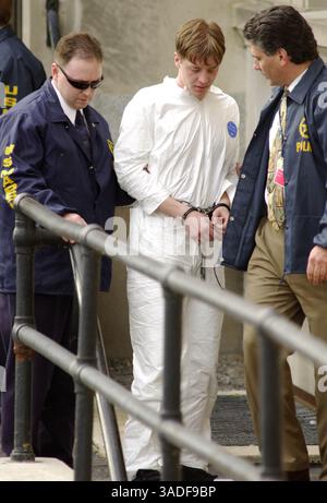 Mai 2002; Cedar Rapids, Iowa, USA; der Verdächtige LUCAS JOHN HELDER (21) wird am Freitag, den 10. Mai 2002, von einem Bundesmarschall zum Bundesgericht in Cedar Rapids, Iowa, begleitet. Luke J. Helder aus Pine Island, Minn., studiert Kunst und Design an der University of Wisconsin-Stout, wird wegen einer Reihe von 18 Bombenanschlägen in fünf bundesstaaten beschuldigt: Iowa, Nebraska, Illinois, Colorado und Texas. 6 Personen anwerben. Am Dienstag, den 7. Mai, in Reno, Neveda, verhaftet, gestand er dem FBI schnell 24 Bomben. (Kreditbild: Dubuque Telegraph Herald/ZUMAPRESS.com) Stockfoto