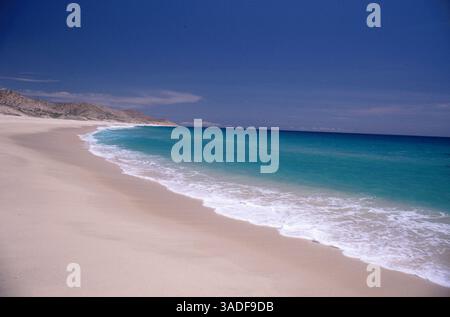 November 2002; Cabo San Lucas, MEXIKO; Aqua-Wasser fließt am Strand von Buenos Aires entlang der Küste von Cabo San Lucas in Baja California, Mexiko. (Bild: Larry Dunmire/ZUMAPRESS.com) Stockfoto