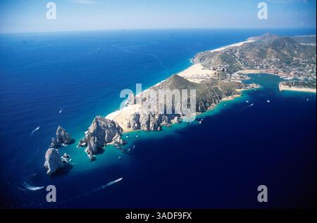 November 2002; Cabo San Lucas, MEXIKO; Cabo San Lucas' Land's End Rocks sind hier aus einem Hubschrauber zu sehen, mit dem berühmten Sportfischerhafen ganz rechts vom Foto. (Bild: Larry Dunmire/ZUMAPRESS.com) Stockfoto