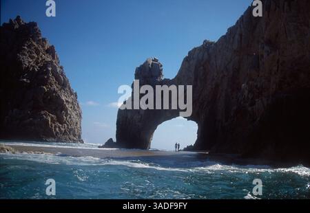 November 2002; Cabo San Lucas, MEXIKO; Ein Paar spazieren unter Cabo San Lucas' berühmtem Felsbogen El Arco. (Bild: Larry Dunmire/ZUMAPRESS.com) Stockfoto