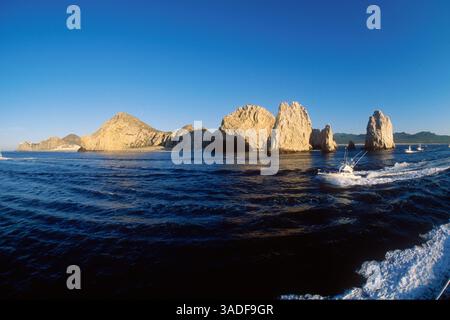 November 2002; Cabo San Lucas, MEXIKO; die Halbinsel Baja verfügt über eine großartige Flotte von Fischerbooten und eine atemberaubende Landschaft entlang der dramatischen Küste. (Bild: Larry Dunmire/ZUMAPRESS.com) Stockfoto