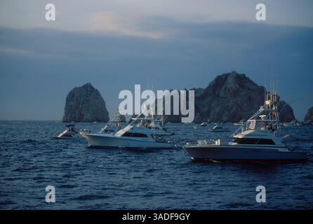 27. November 2002; Cabo San Lucas, MEXIKO; Eine große Gruppe von Sportfischbooten, die beim Bisbee Black & Blue Jackpot Fishing Tournament in Cabo San Lucas, Baja, Mexiko antreten, wartet auf den Startschuss. (Bild: Larry Dunmire/ZUMAPRESS.com) Stockfoto