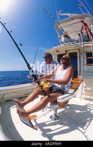November 2002; Cabo San Lucas, MEXIKO; Angler und Crew kämpfen gegen einen großen Marlin vor der Küste von Cabo San Lucas, Baja California in Mexiko. (Bild: Larry Dunmire/ZUMAPRESS.com) Stockfoto
