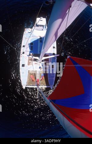 November 2002; Cabo San Lucas, MEXIKO; von der Spitze des Mastes fotografiert, segelt der Katamaran „Tara Vana“ vor der Küste von Cabo San Lucas, Mexiko. (Bild: Larry Dunmire/ZUMAPRESS.com) Stockfoto