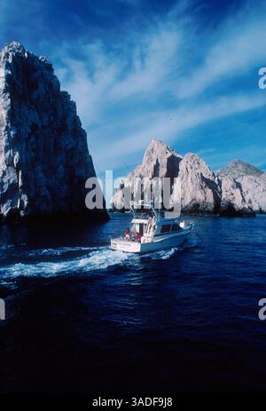 November 2002; Cabo San Lucas, MEXIKO; Ein Fischerboot fährt nach einem Tag Fischen zurück zur Cabo Marina. Cabo ist eines der besten Marlin-Mekkas der Welt. (Bild: Larry Dunmire/ZUMAPRESS.com) Stockfoto