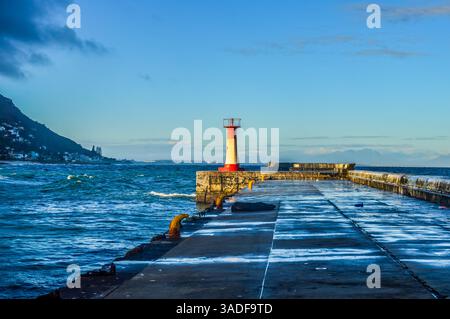 Farbenprächtiger Leuchtturm in der Kalk Bay in Kapstadt Südafrika Stockfoto