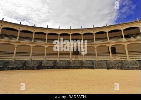 Stierkampfarena von Ronda, Plaza de Toros, Frontalansicht einer Stierkampfarena mit Bögen und Sandboden unter teilweise bewölktem Himmel, Ronda, Provinz Malaga, Andalusien Stockfoto