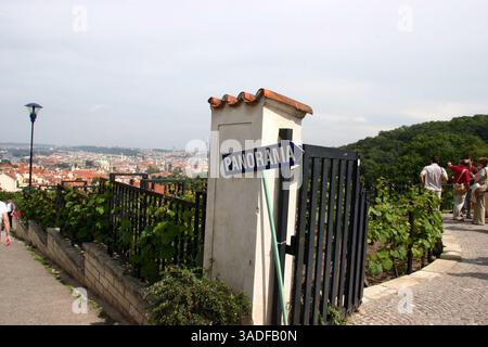 Juni 2004; Prag, Tschechische Republik; Panoramaschild und Stadtblick von den Strahov Gärten in der Nähe des Strahov Klosters, Prag. (Bild: Kayte Deioma/ZUMAPRESS.com) Stockfoto