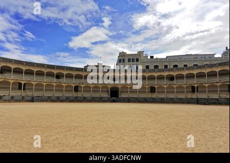 Stierkampfarena von Ronda, Plaza de Toros, weite Sicht auf eine offene Arena mit mehreren Sitzreihen und bewölktem Himmel, Eindrücke von Ronda, Ronda, Provinz Ma Stockfoto