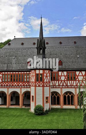 Kloster Eberbach, gegründet 1136, Eltville am Rhein, Rheingau, Hessen, Deutschland, historisches Fachwerkhaus mit spitzem Turm, umgeben von gre Stockfoto