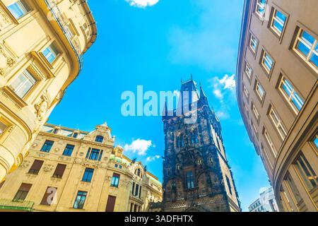 HDR-Luftbild des gotischen Pulverturms in Prag mit vollem Blick auf den umliegenden historischen Stadtplatz, farbenfrohe Dächer und alte Gebäude Stockfoto