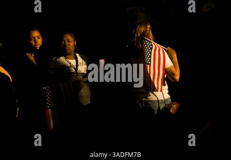 28. August 2008 – Denver, Colorado, USA – Unterstützer laufen vor Barack Obamas Rede auf dem Invesco Field während des vierten Tages der Democratic National Convention herum. Mehr als 70.000 Teilnehmer nahmen an der Veranstaltung Teil (Bild: Chris Detrick/ZUMAPRESS.com) Stockfoto